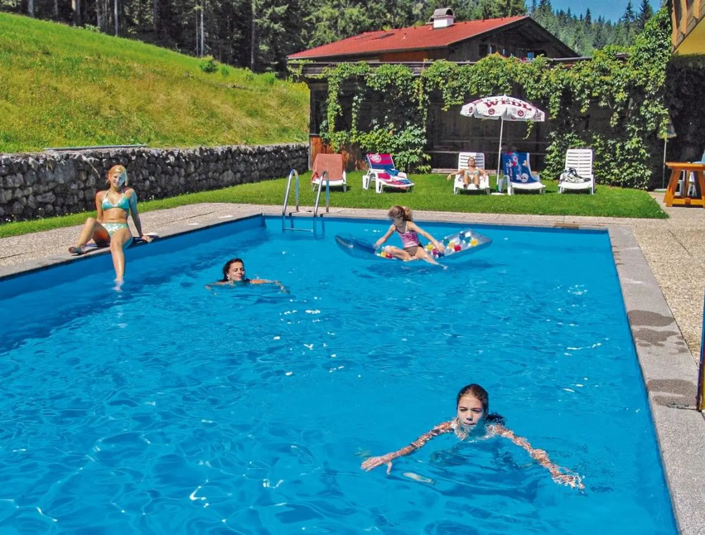 Iris OUTDOOR_POOL