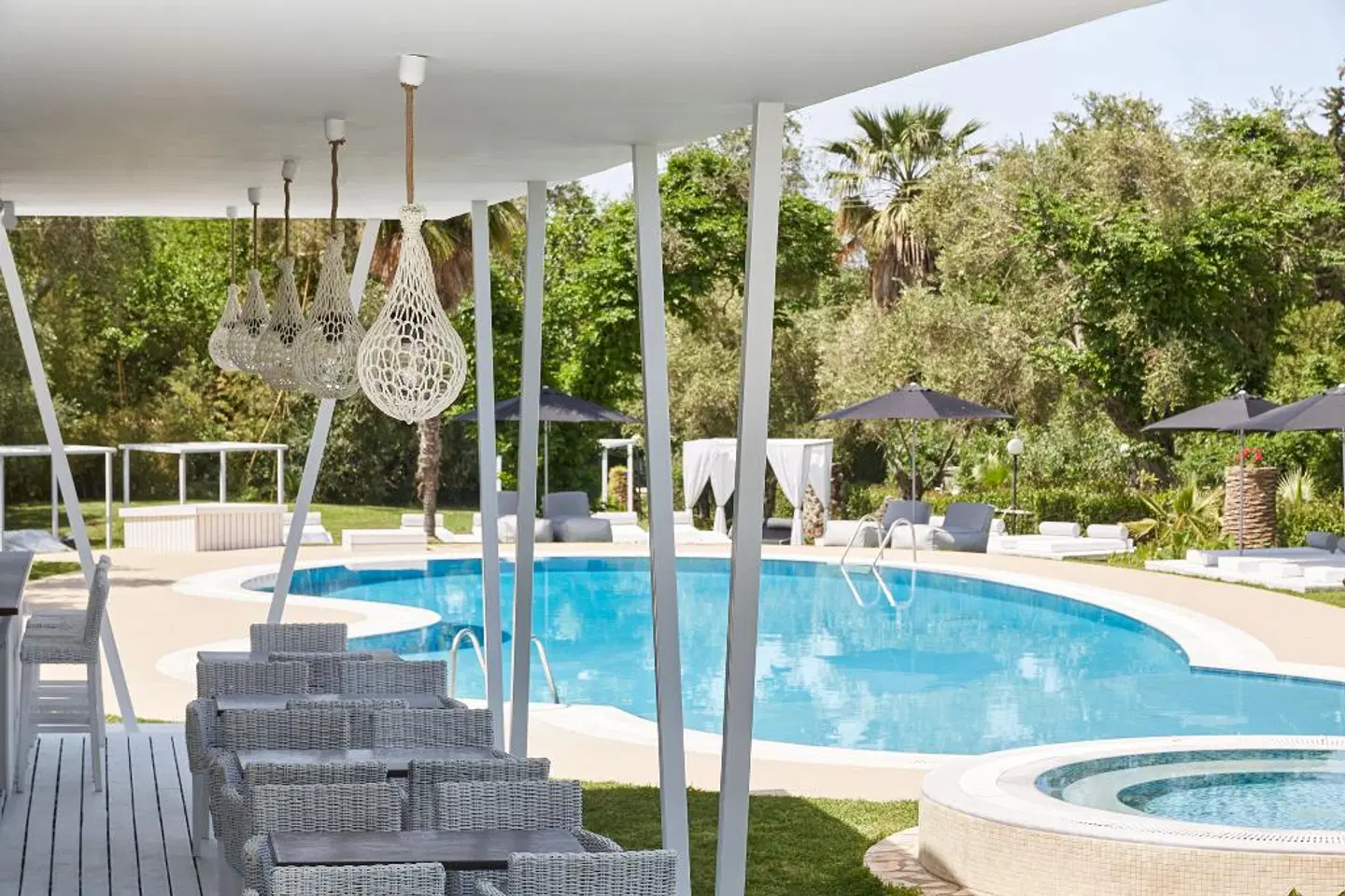 Mr & Mrs White Corfu Hallenbad