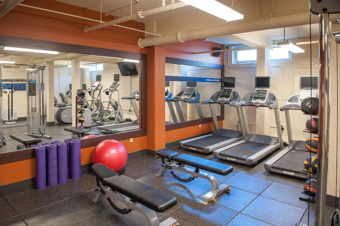 Hampton Inn & Suites New Orleans-Convention Center SPORTS_AND_LEISURE