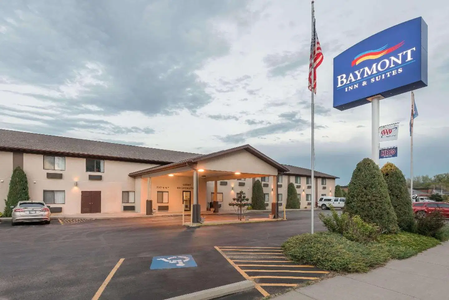 Baymont by Wyndham Hot Springs EXTERIOR