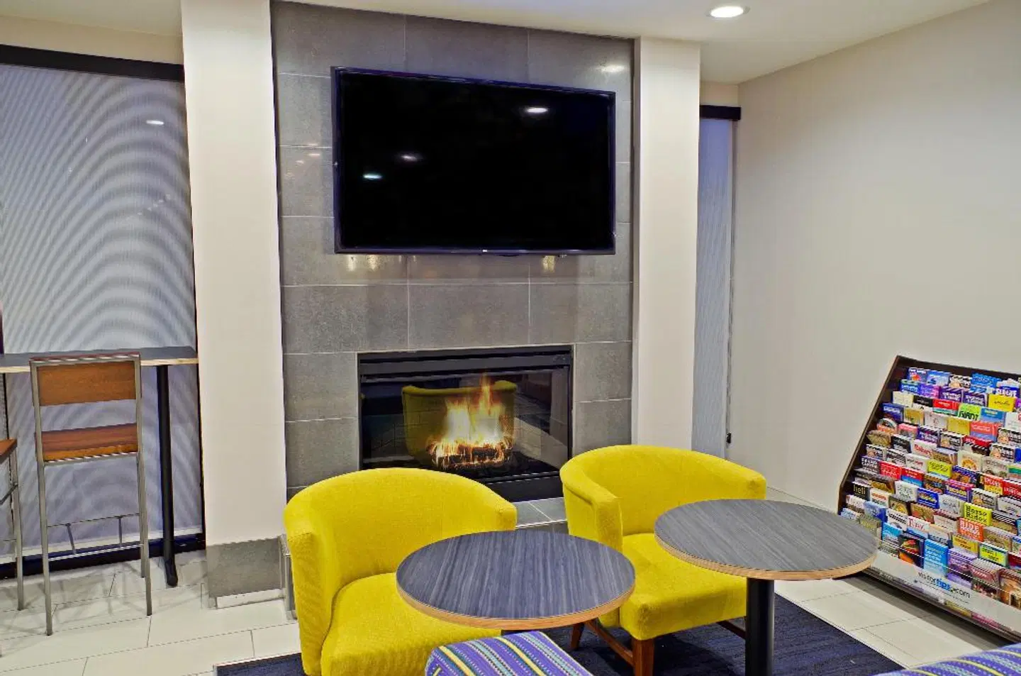 Holiday Inn Express & Suites Phoenix North - Scottsdale by IHG Bar