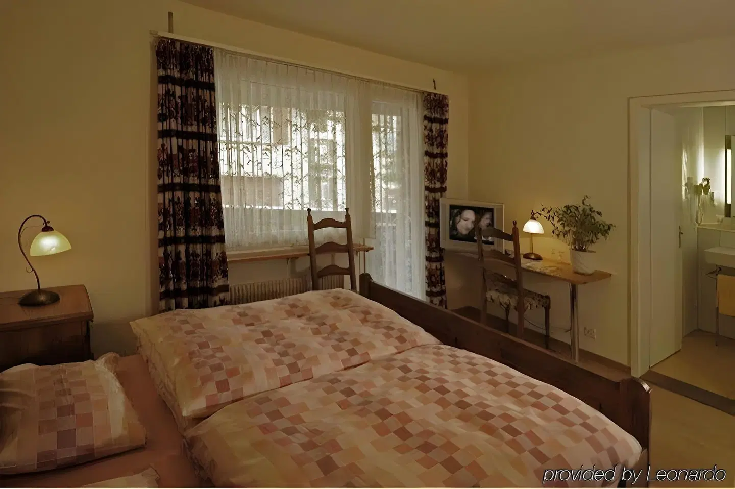 Crystal ROOM_EXAMPLE