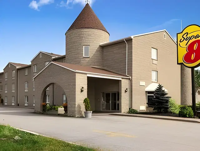 Super 8 by Wyndham North Bay EXTERIOR