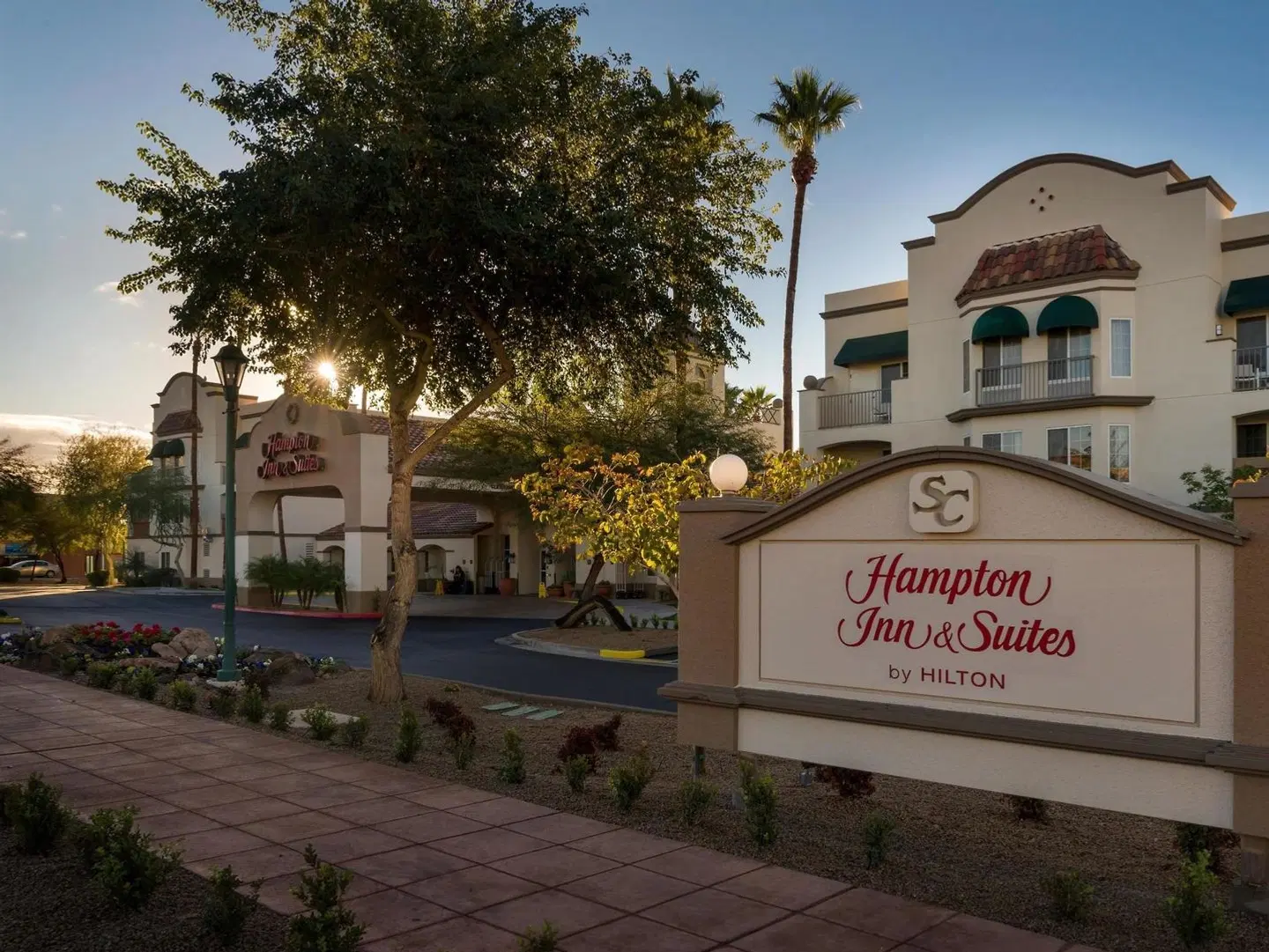 Hampton Inn & Suites Scottsdale EXTERIOR