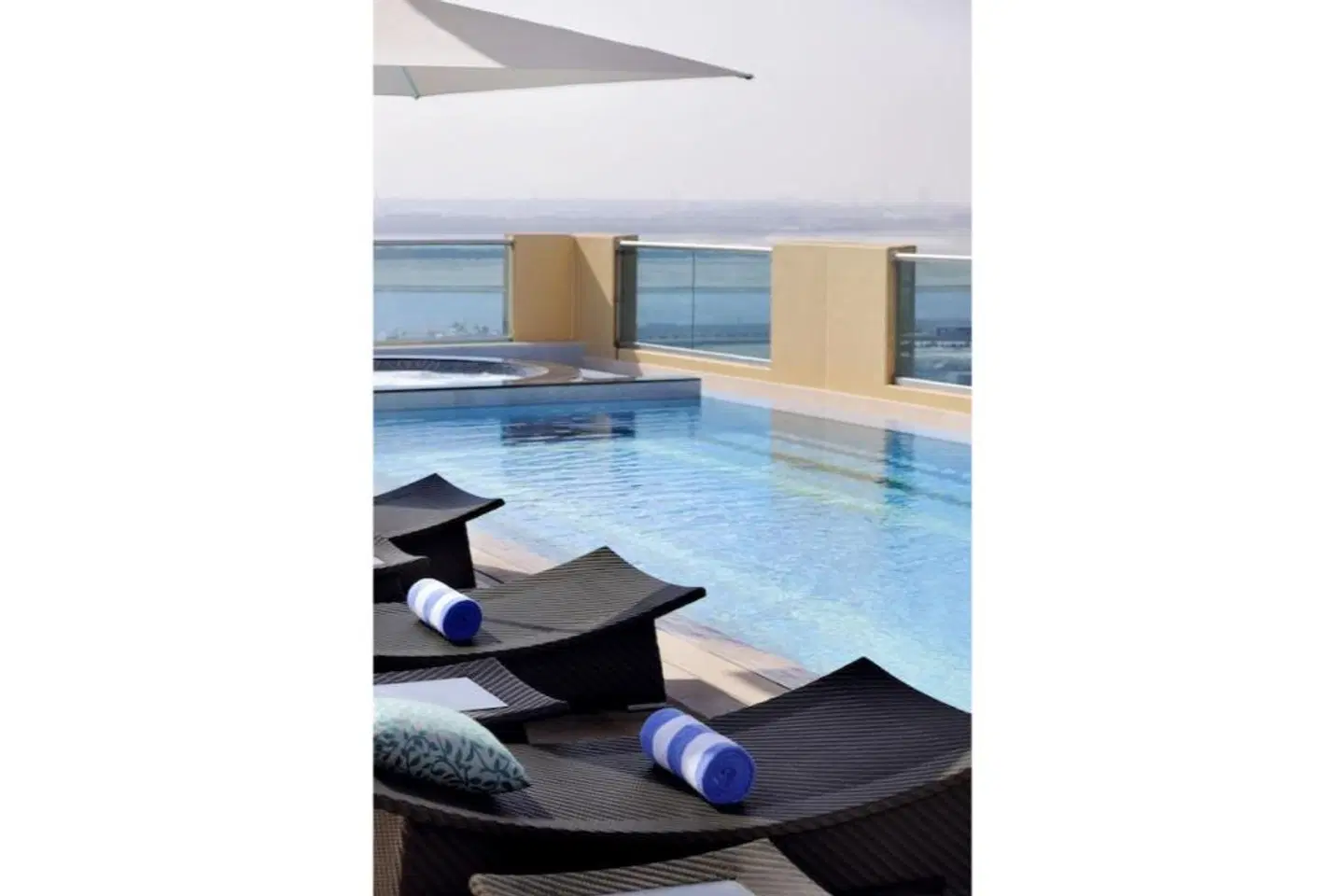Marriott Executive Apartments Al Jaddaf Hallenbad