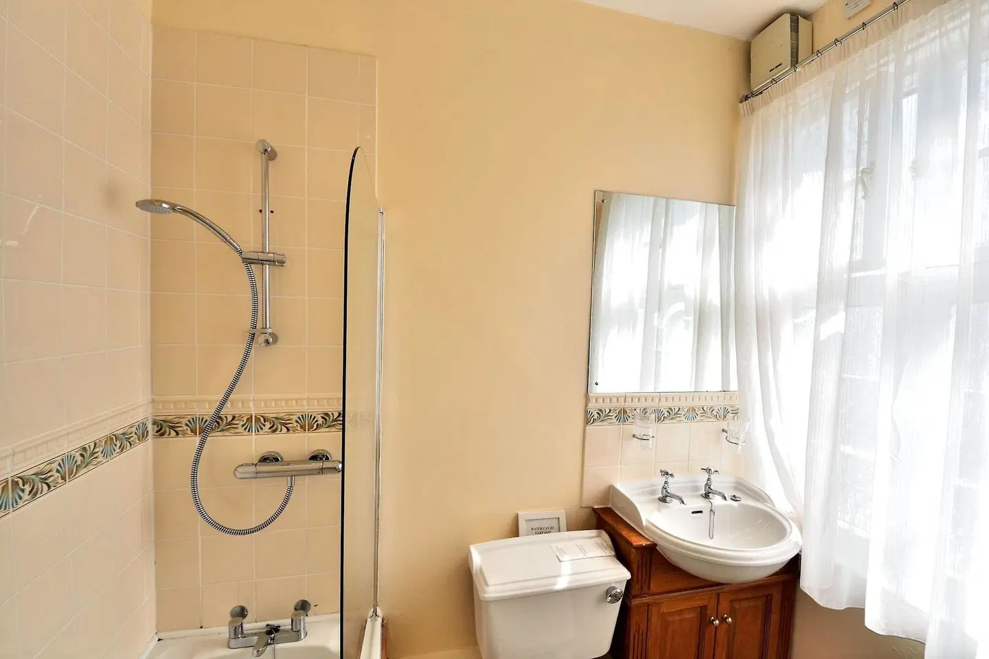Queens Court Hotel Badezimmer