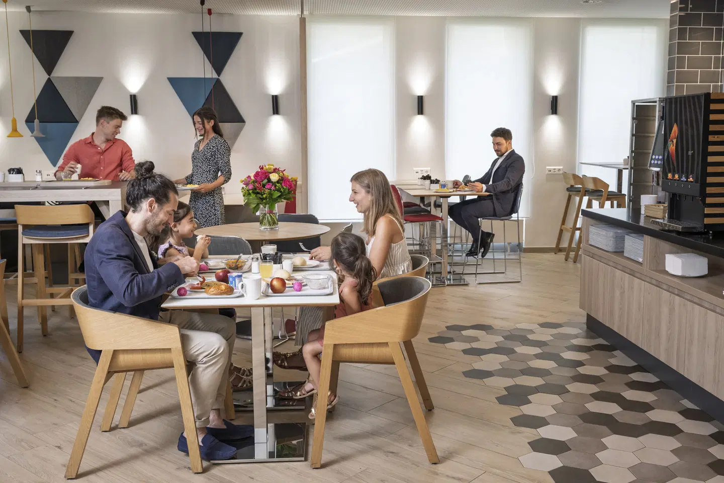 Holiday Inn Express Geneva Airport by IHG Bar