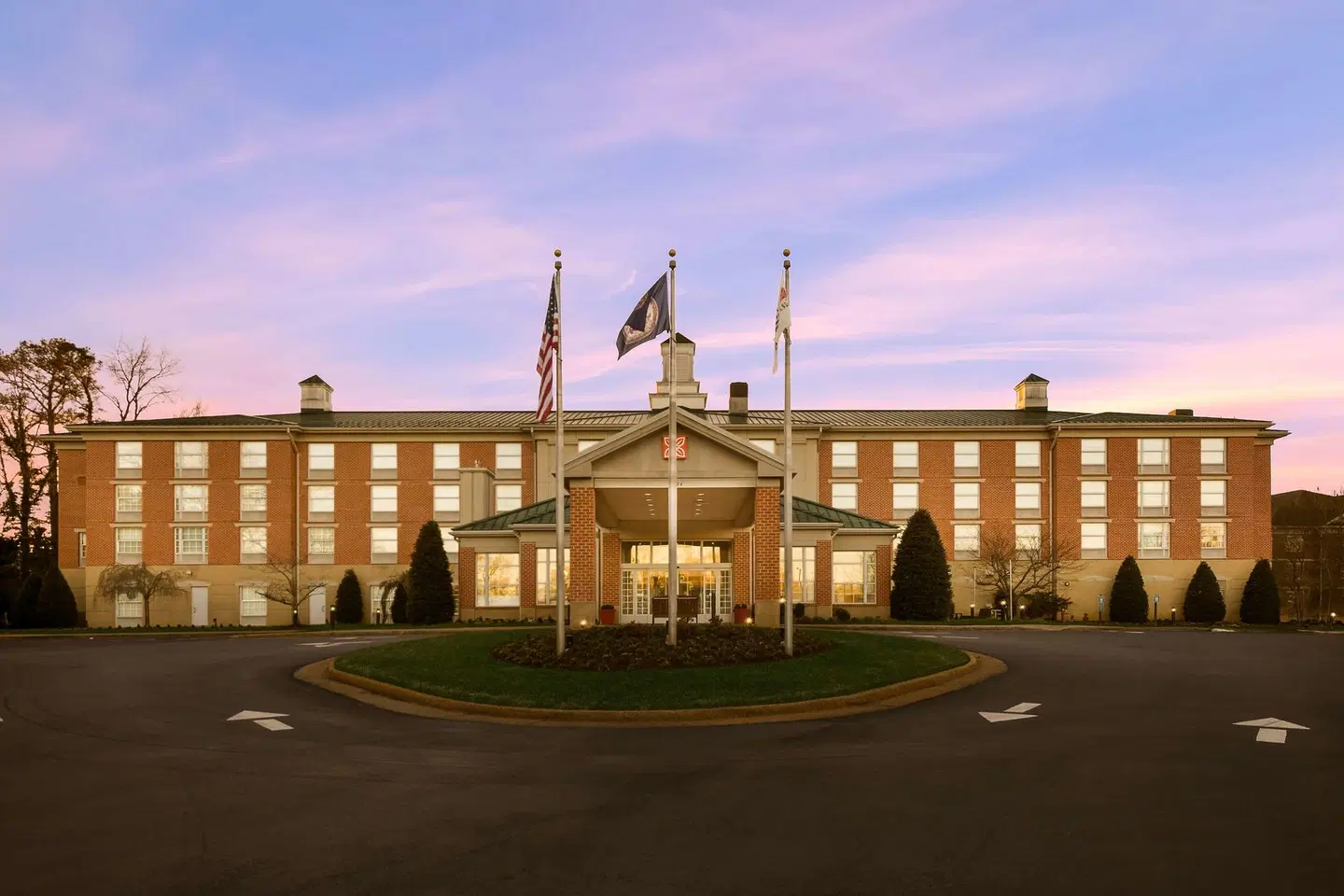 Hilton Garden Inn Williamsburg EXTERIOR