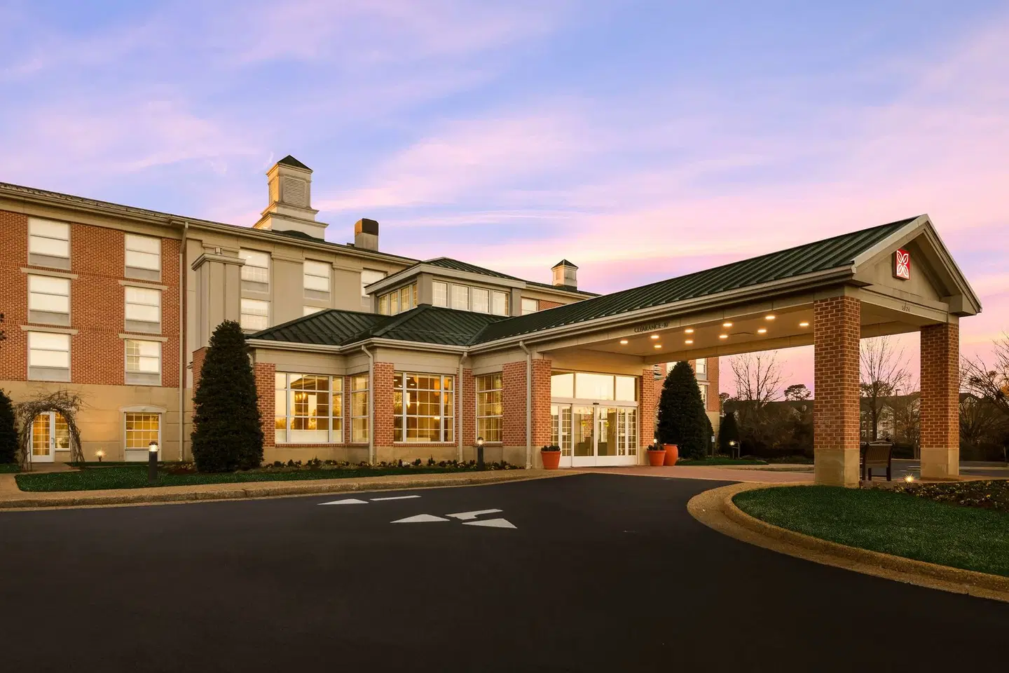Hilton Garden Inn Williamsburg EXTERIOR