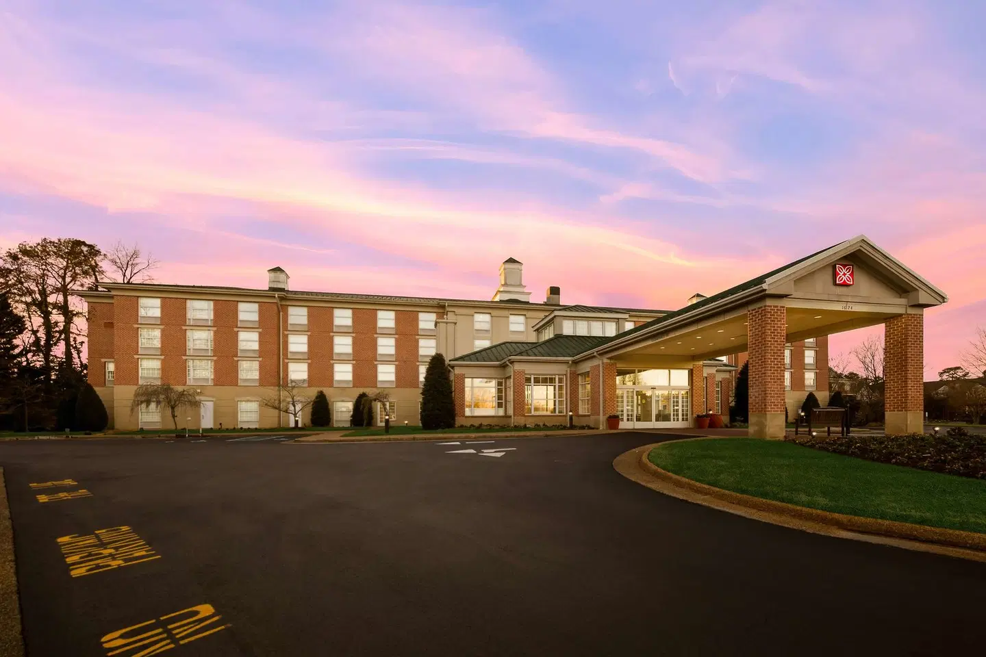 Hilton Garden Inn Williamsburg EXTERIOR