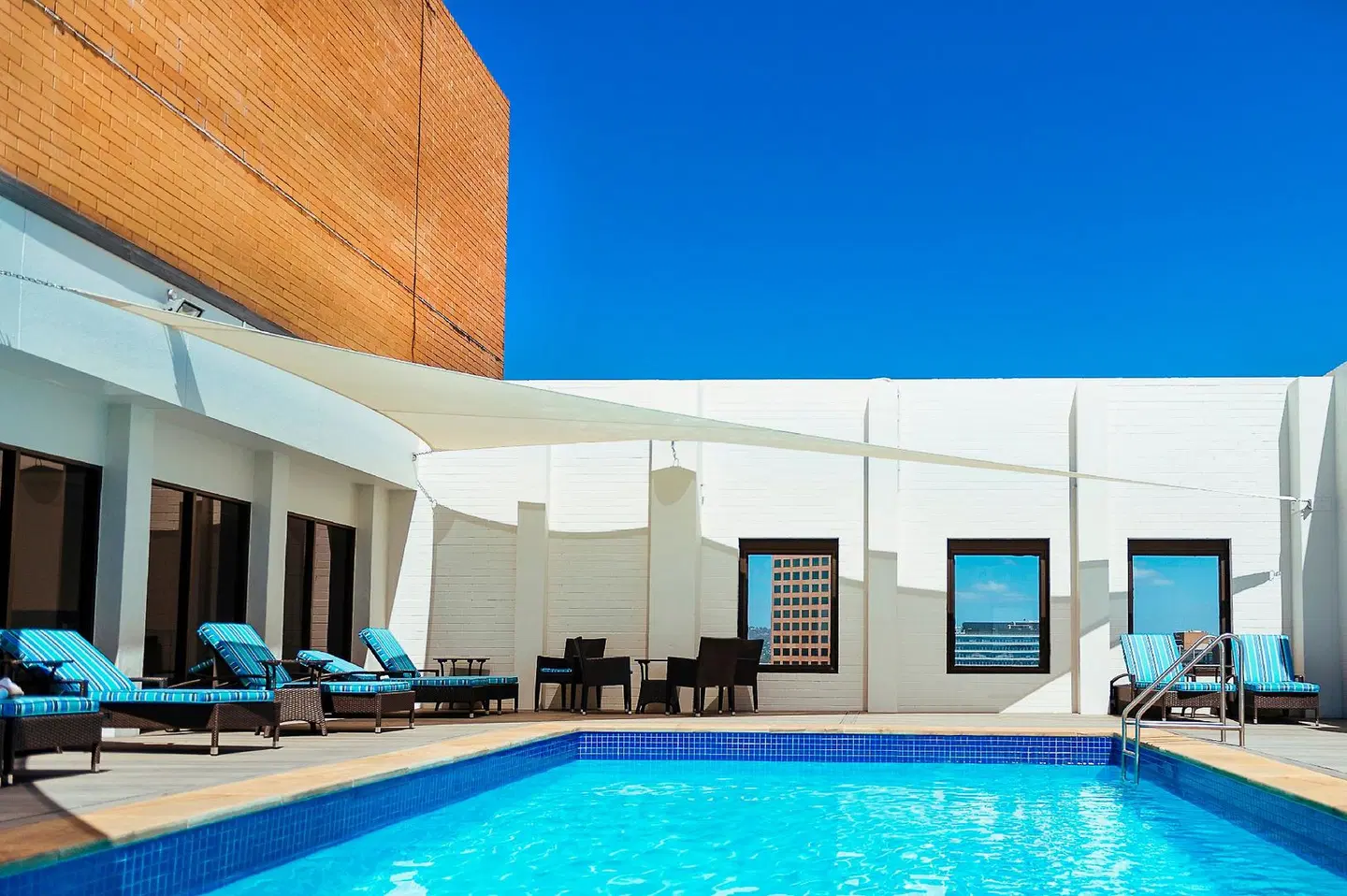 Stamford Plaza Adelaide OUTDOOR_POOL