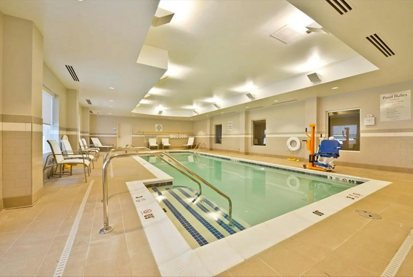 Holiday Inn Express & Suites Utica by IHG Hallenbad