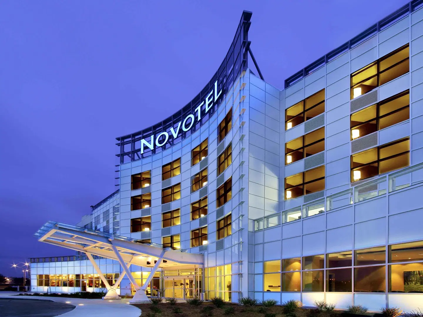 Novotel Montreal Airport Hotel EXTERIOR