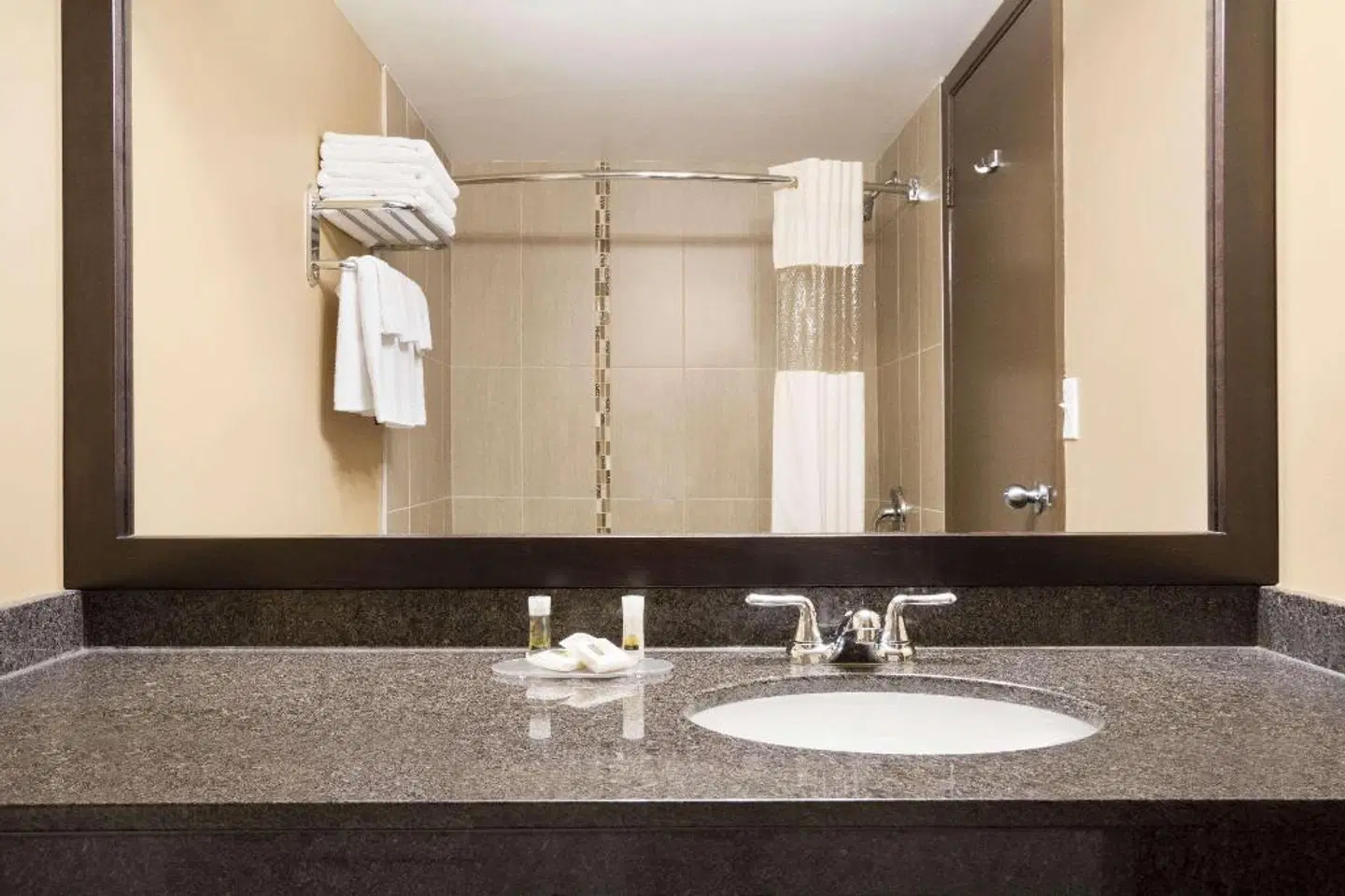 Days Inn Calgary Northwest Badezimmer