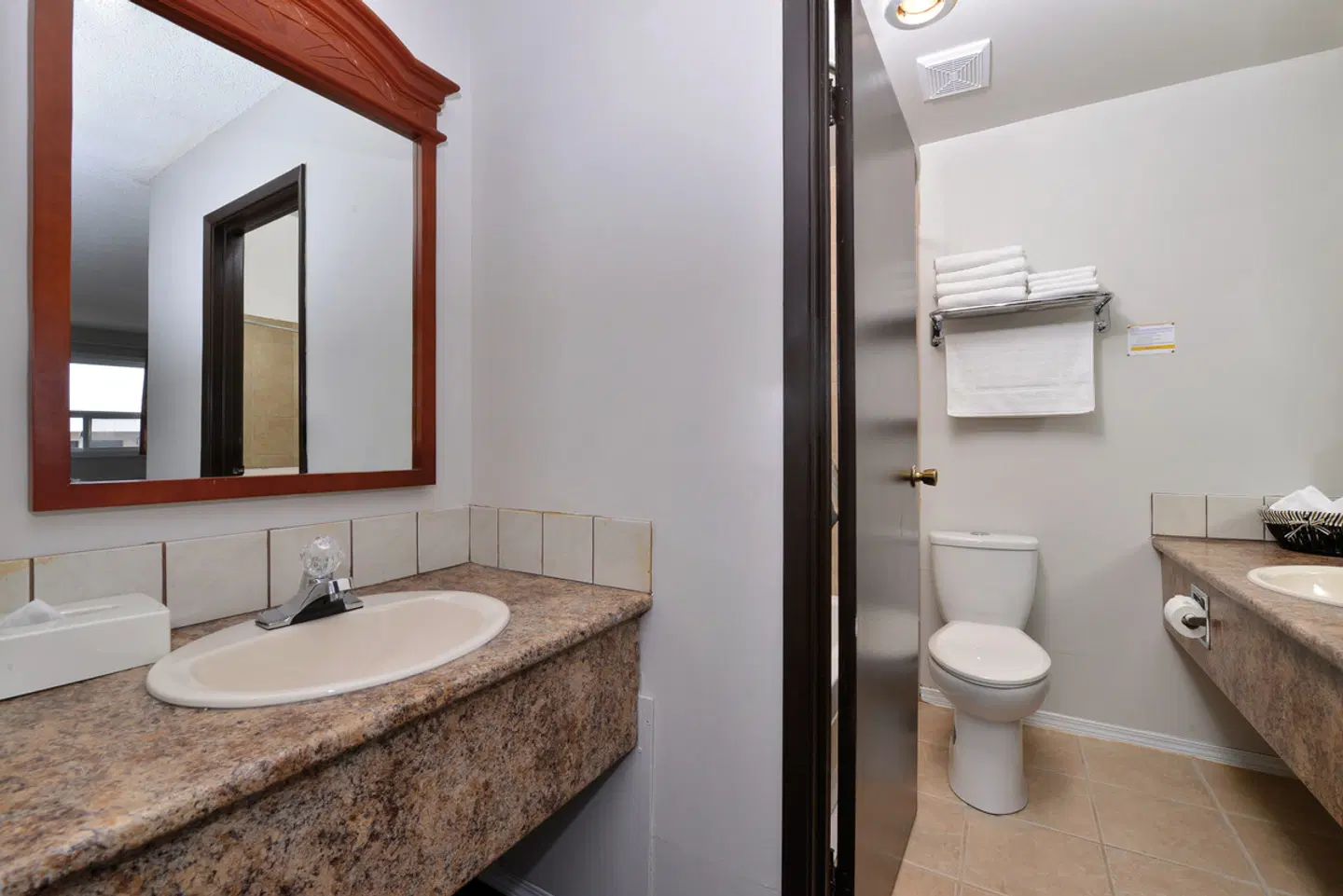 Econo Lodge Inn & Suites Badezimmer