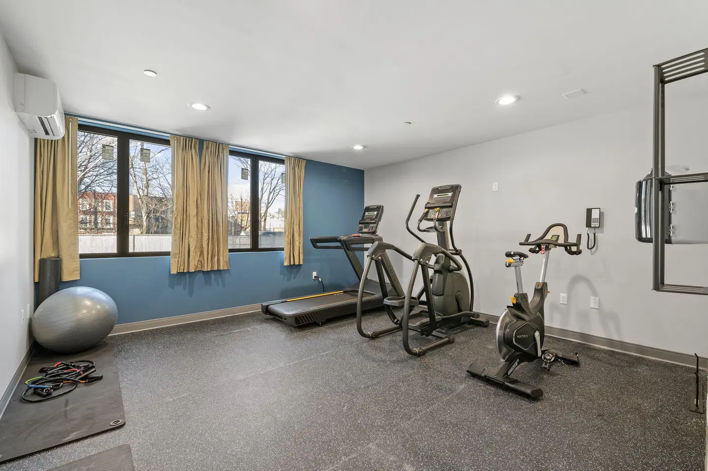 Holiday Inn Express And Suites Bronx - NYC by IHG SPORTS_AND_LEISURE