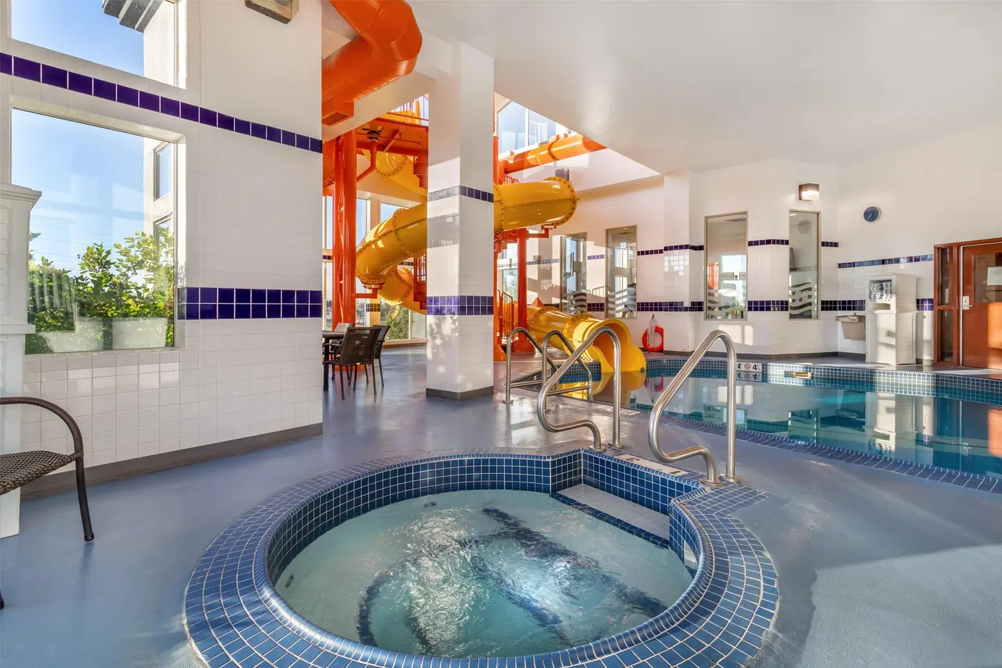 Best Western Plus Service Inn & Suites Hallenbad