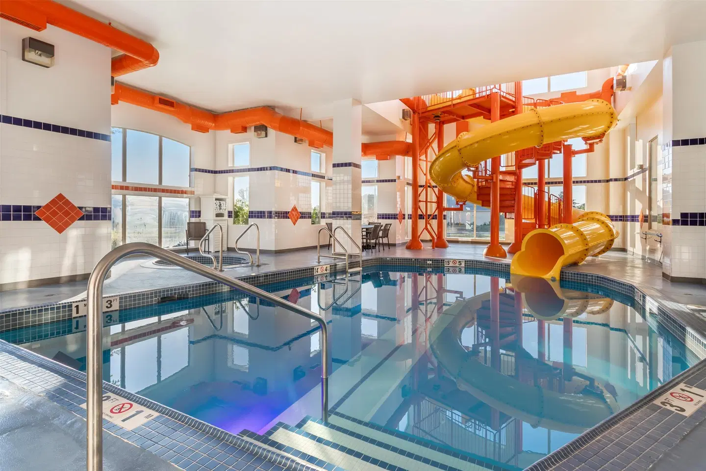 Best Western Plus Service Inn & Suites Hallenbad