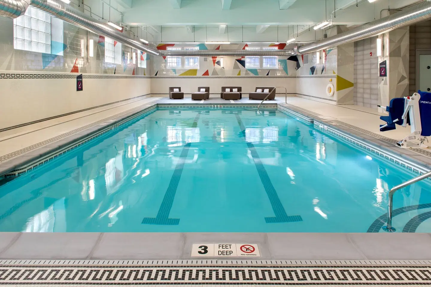 Aloft by Marriott Buffalo Downtown Hallenbad