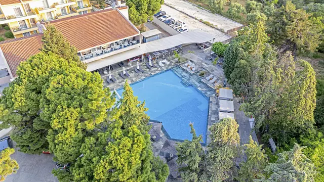 Zoe OUTDOOR_POOL