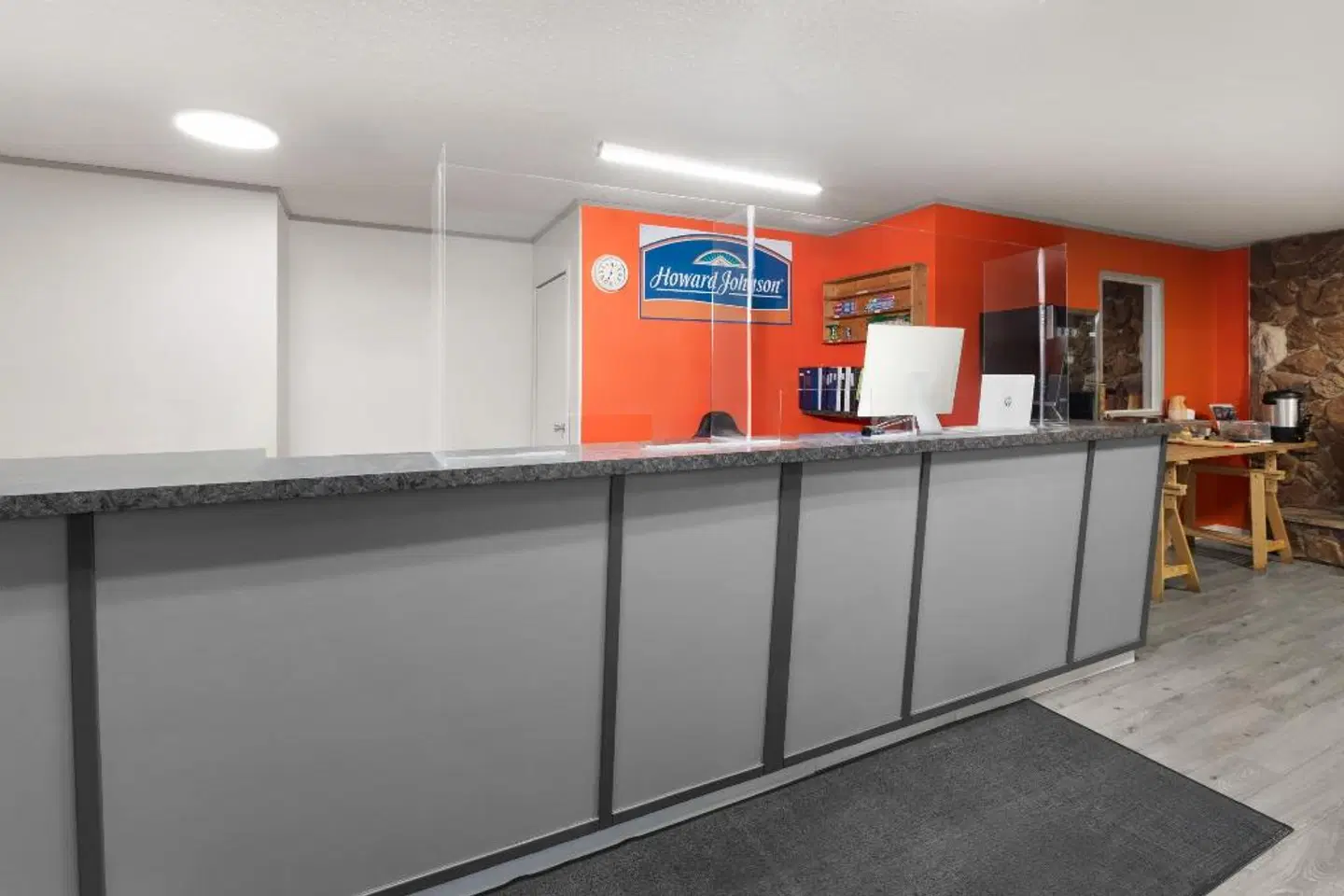 Howard Johnson by Wyndham Edson Bar