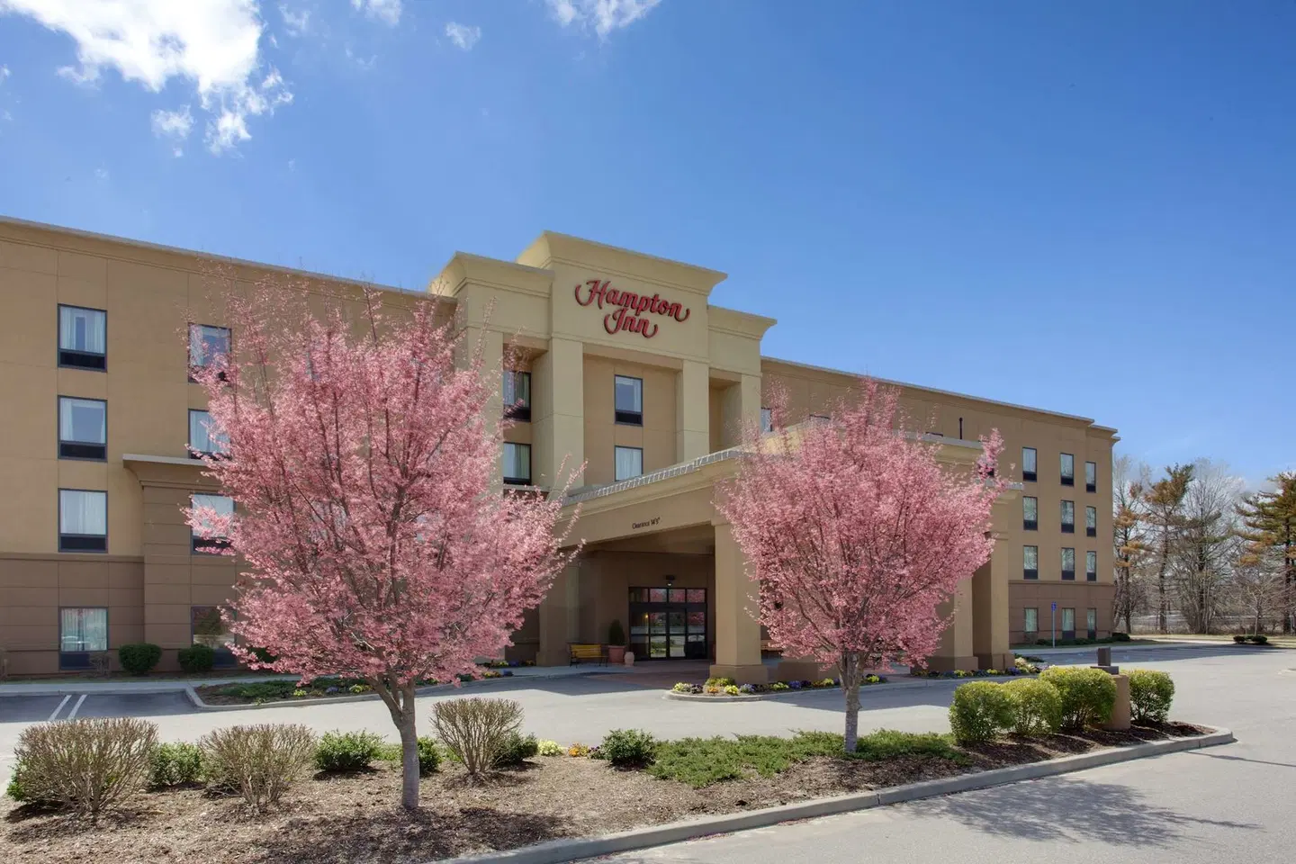 Hampton Inn Garden City Long Island EXTERIOR