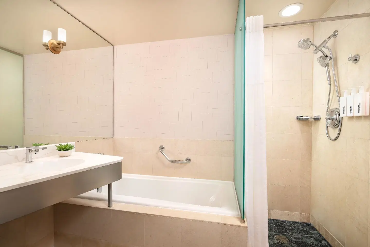 Millennium Premier New York Times Square Badezimmer