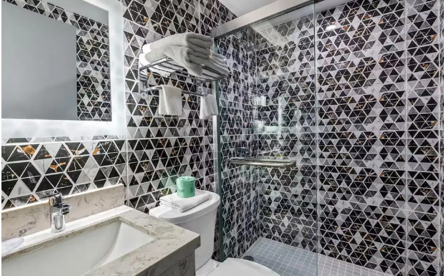 Days Inn by Wyndham New York Chinatown Badezimmer