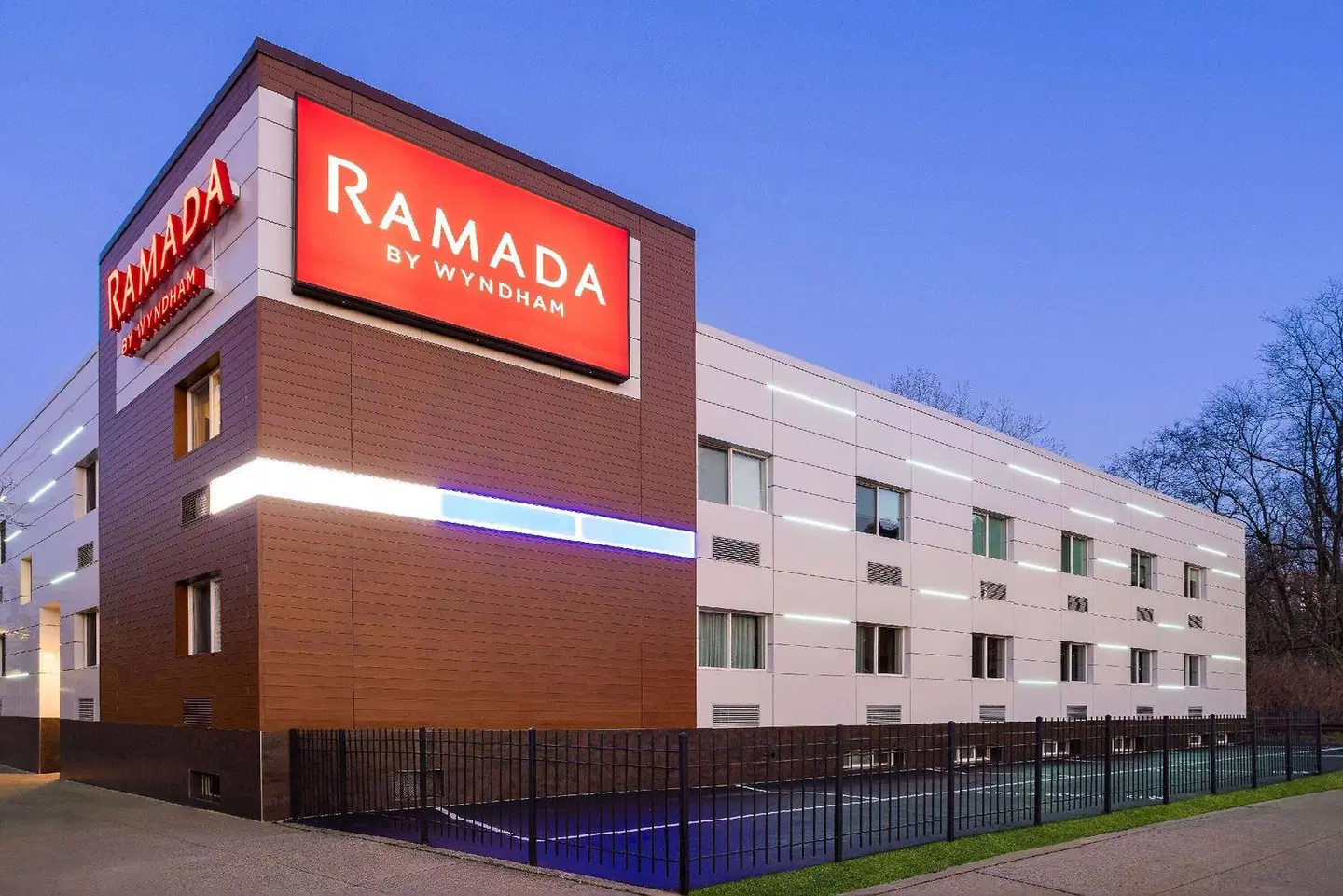 Ramada by Wyndham Bronx EXTERIOR