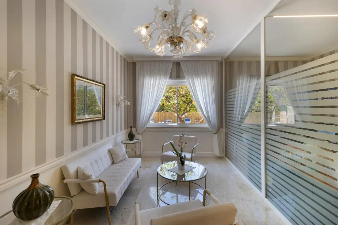 Regina ROOM_EXAMPLE