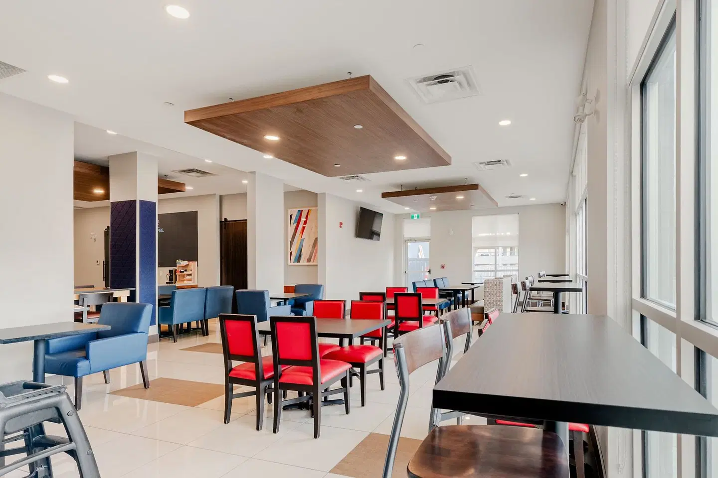 Holiday Inn Express & Suites Edmonton South by IHG Bar