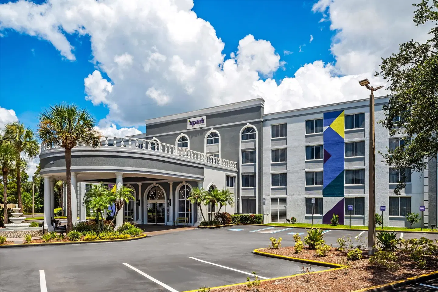 Spark by Hilton Orlando near Universal EXTERIOR