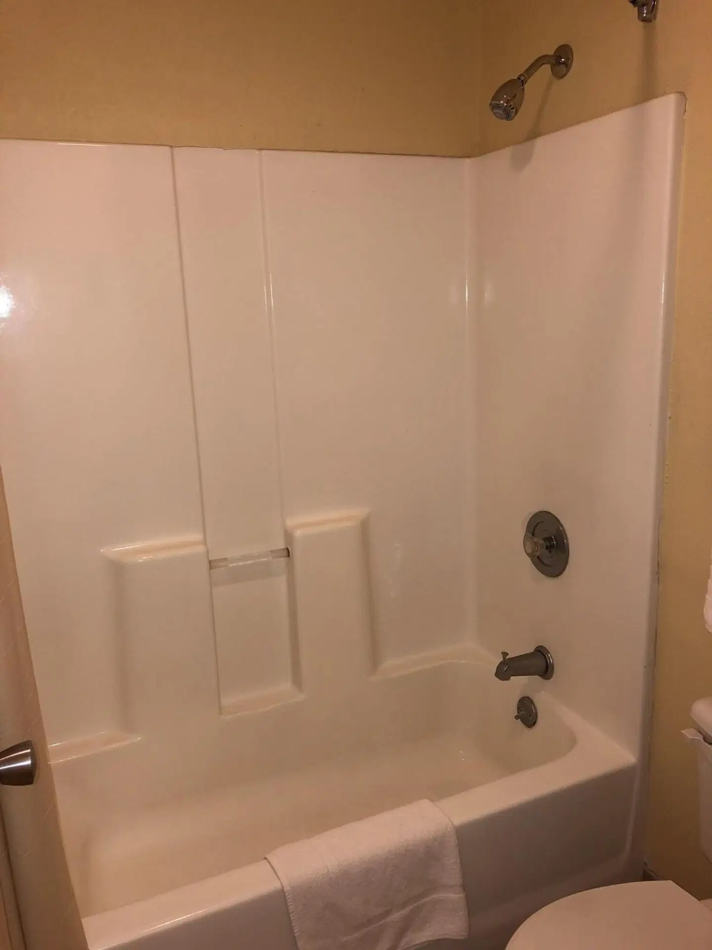 Days Inn by Wyndham Natchez Badezimmer