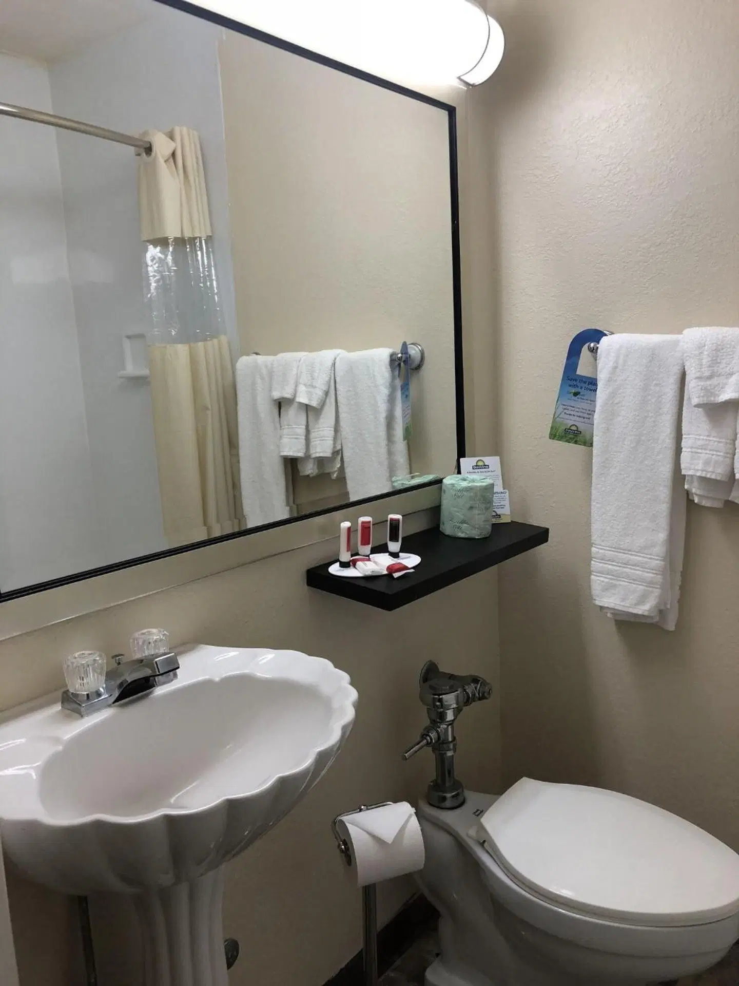 Days Inn by Wyndham Natchez Badezimmer
