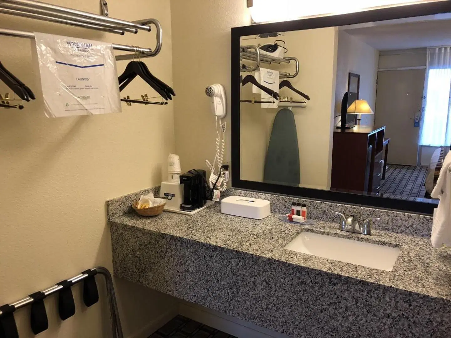 Days Inn by Wyndham Natchez Badezimmer