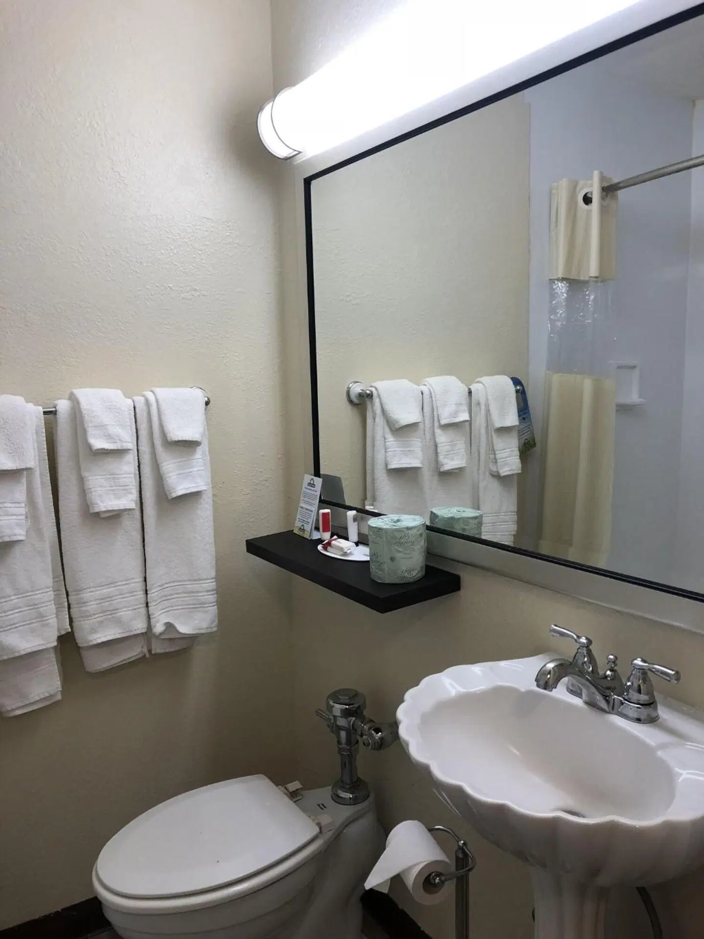 Days Inn by Wyndham Natchez Badezimmer
