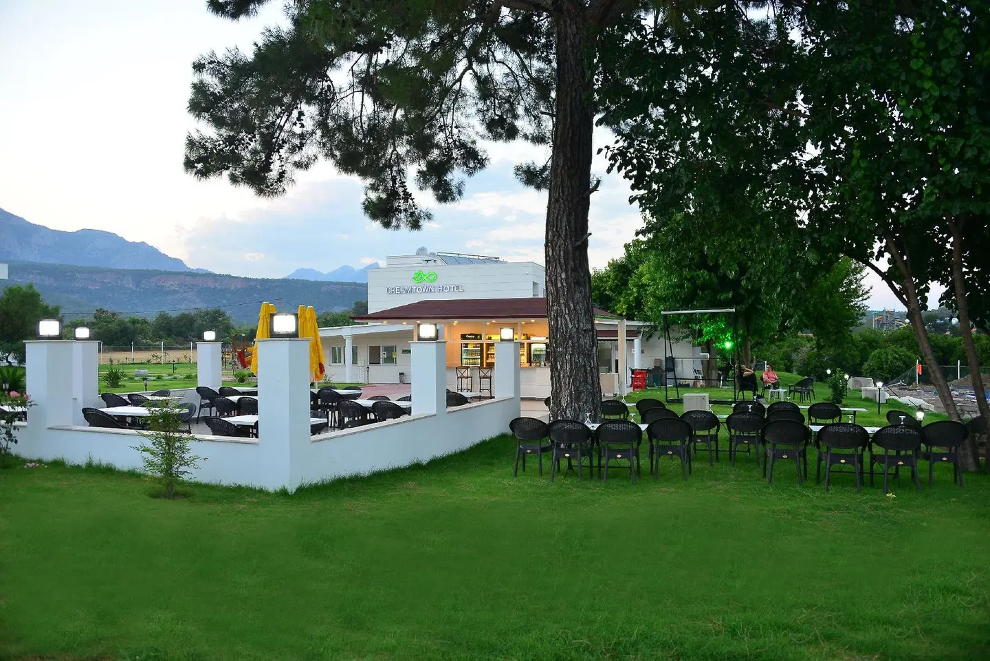 Dream Town Hotel & Restaurant Garten