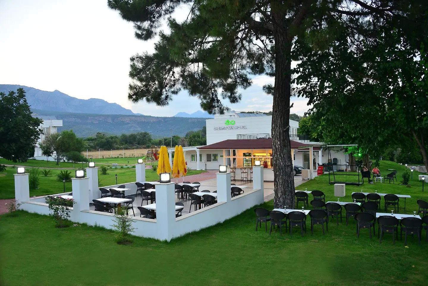 Dream Town Hotel & Restaurant Garten