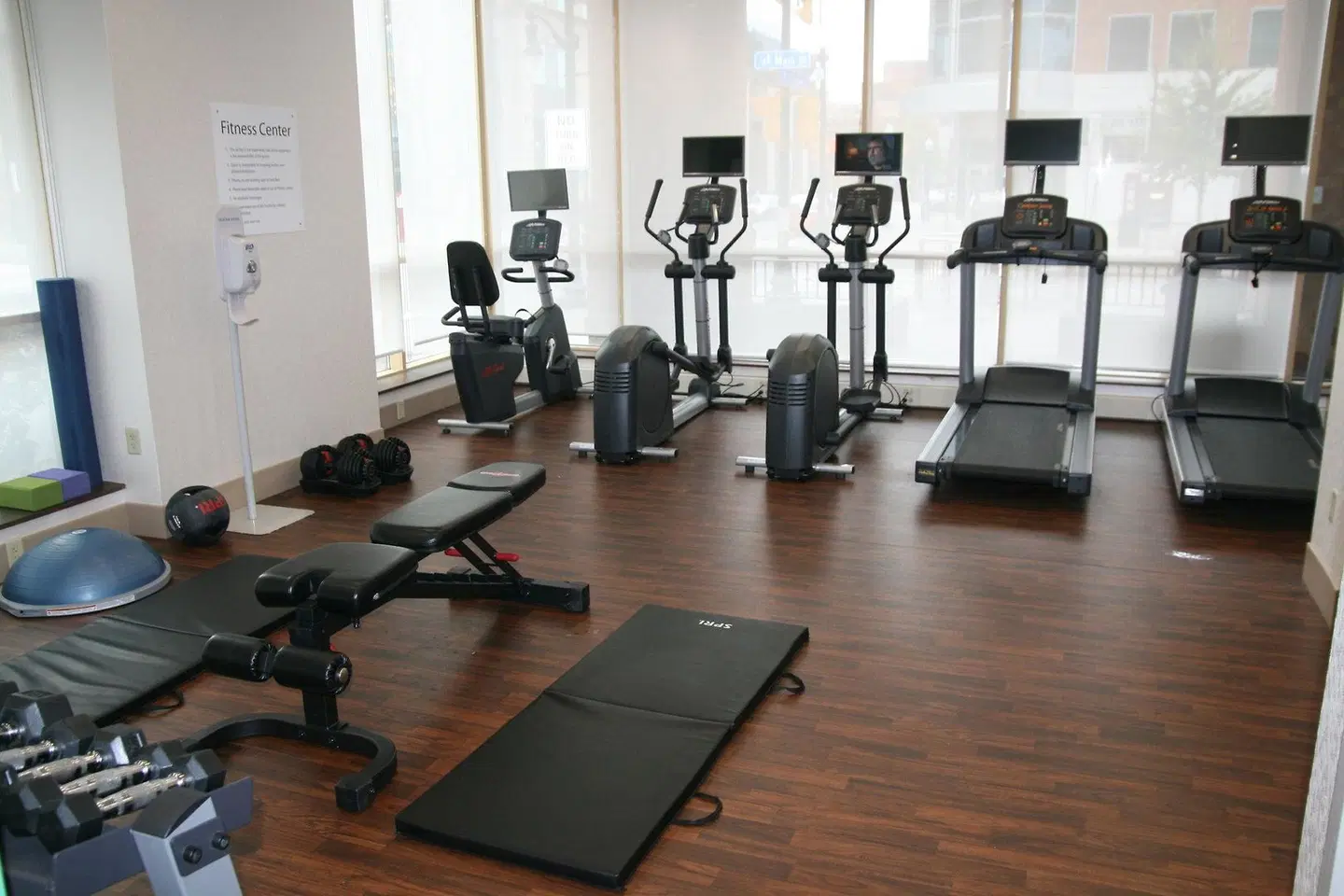 Holiday Inn Express & Suites Buffalo Downtown - Medical CTR by IHG SPORTS_AND_LEISURE