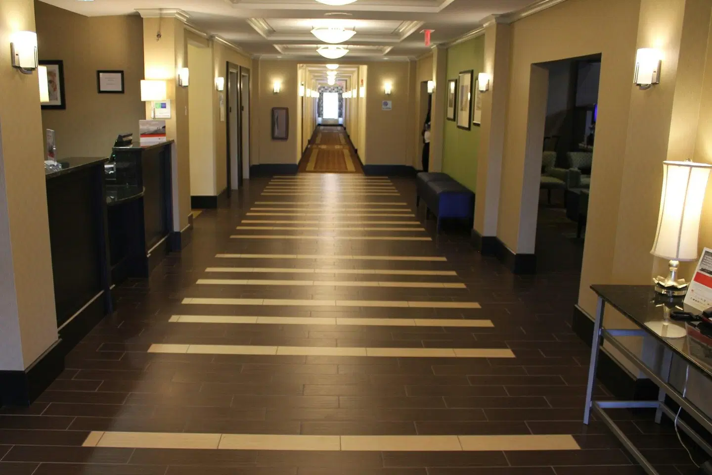 Holiday Inn Express & Suites Starkville by IHG Bar