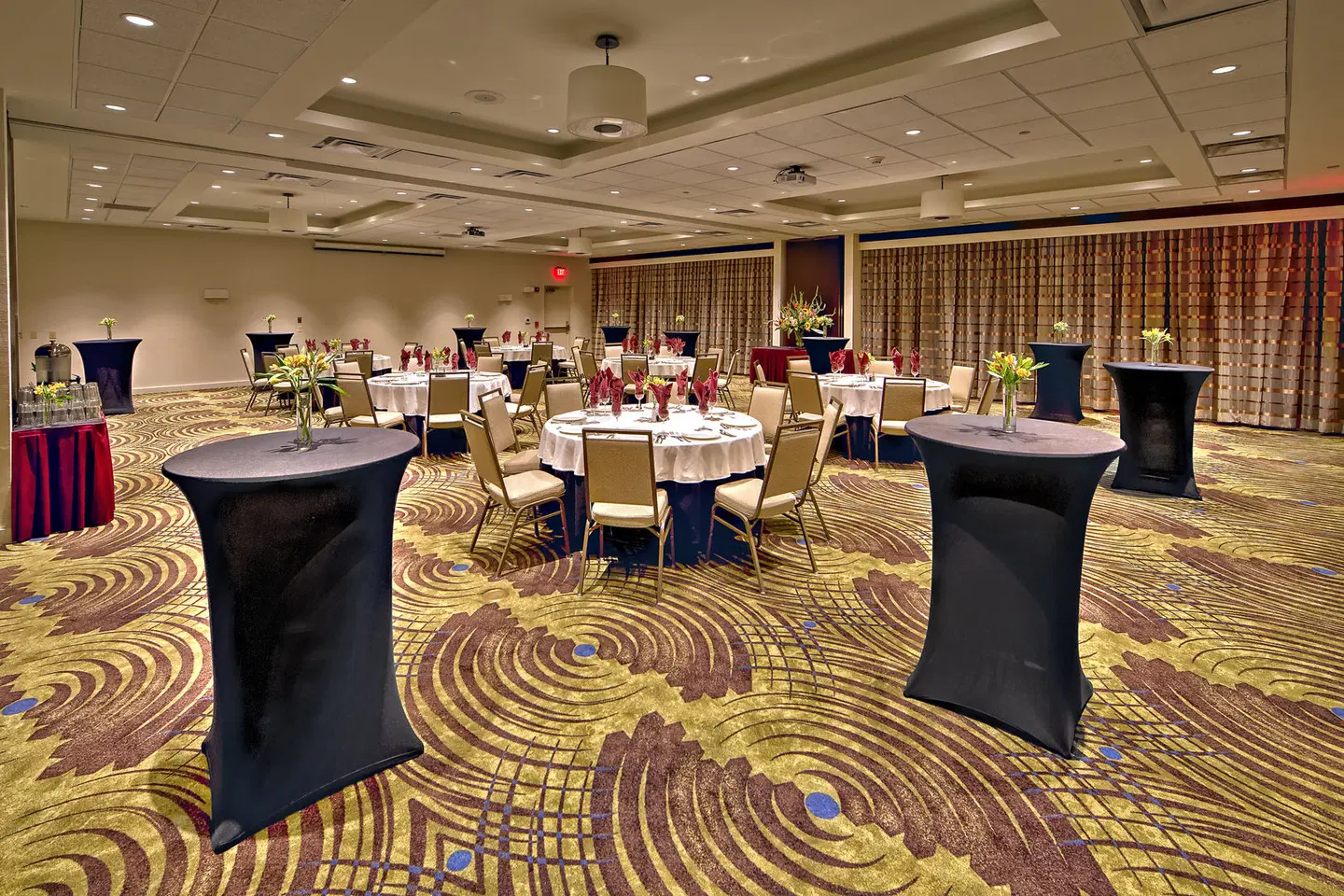 Holiday Inn & Suites Tupelo North by IHG Bar