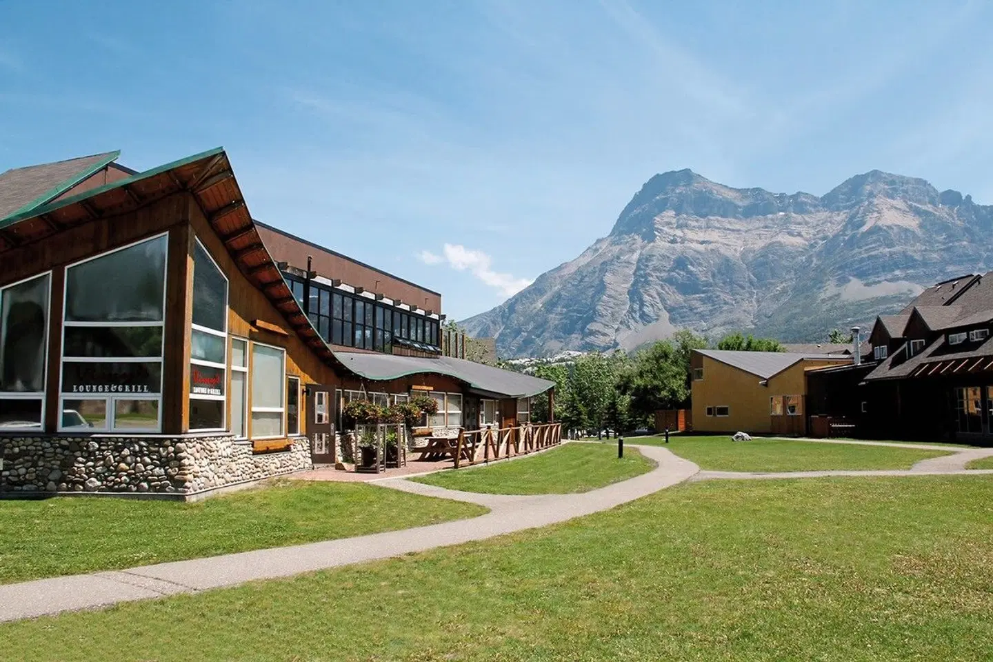 Waterton Lakes Lodge Resort EXTERIOR
