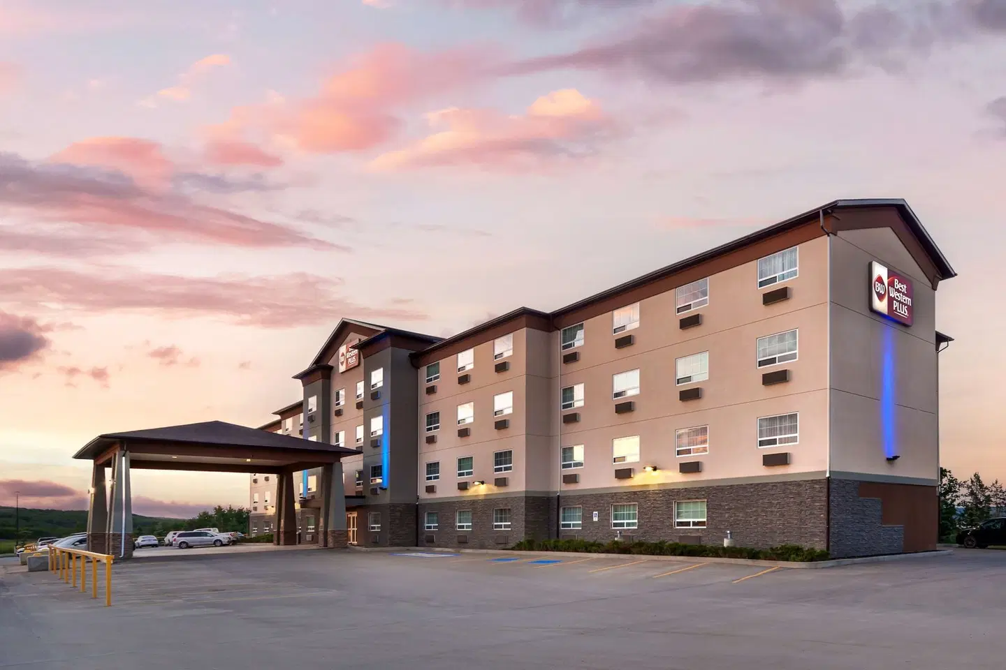 Best Western Plus Peace River Hotel & Suites EXTERIOR