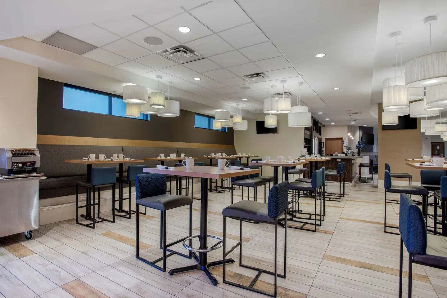 Best Western Plus Sawridge Suites Bar