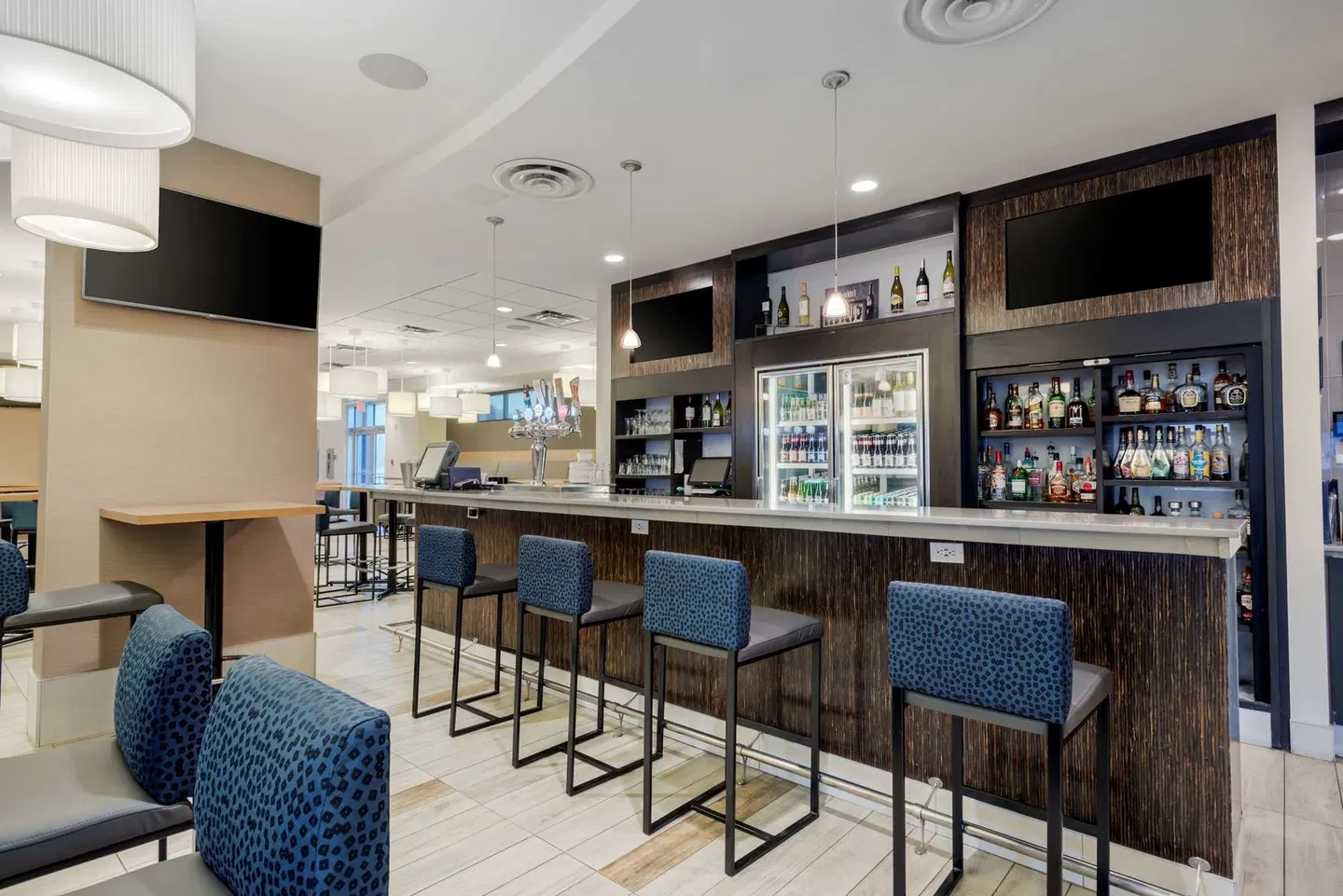 Best Western Plus Sawridge Suites Bar