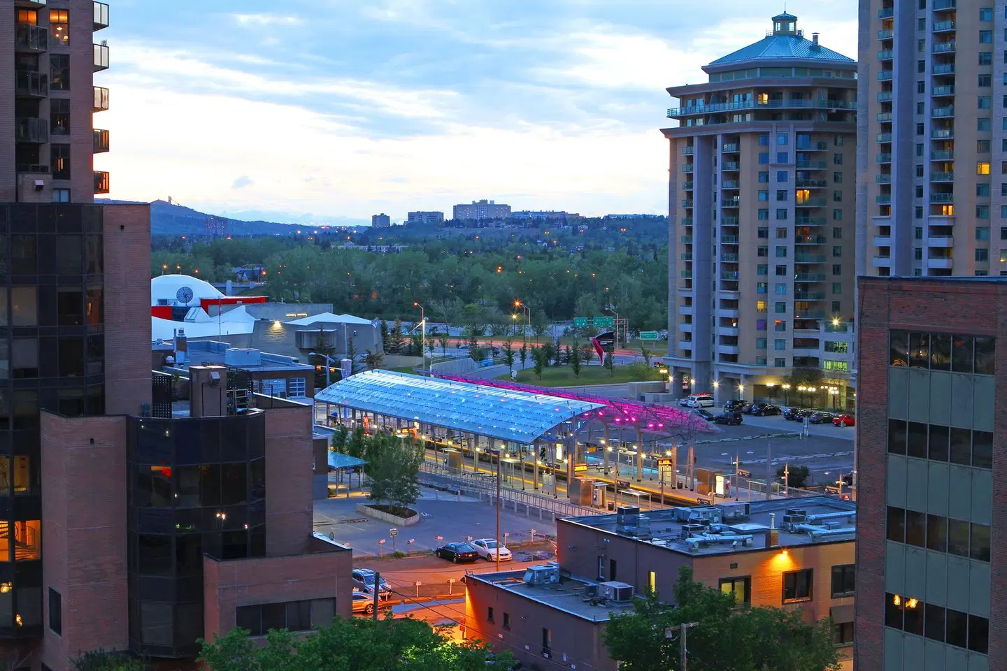 Holiday Inn Express & Suites Calgary by IHG EXTERIOR