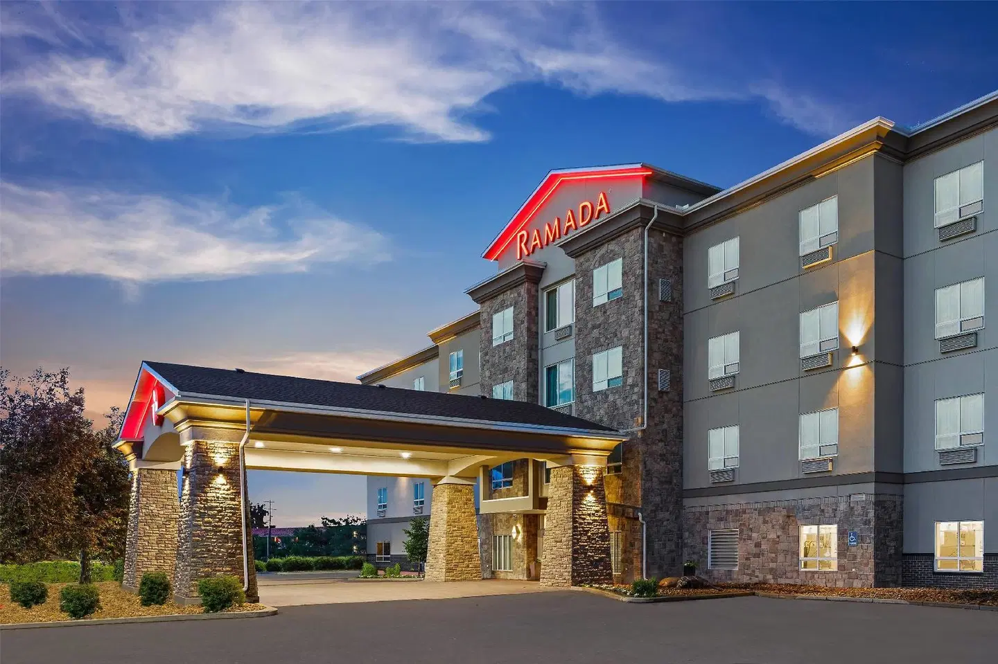 Ramada by Wyndham Drumheller Hotel & Suites EXTERIOR