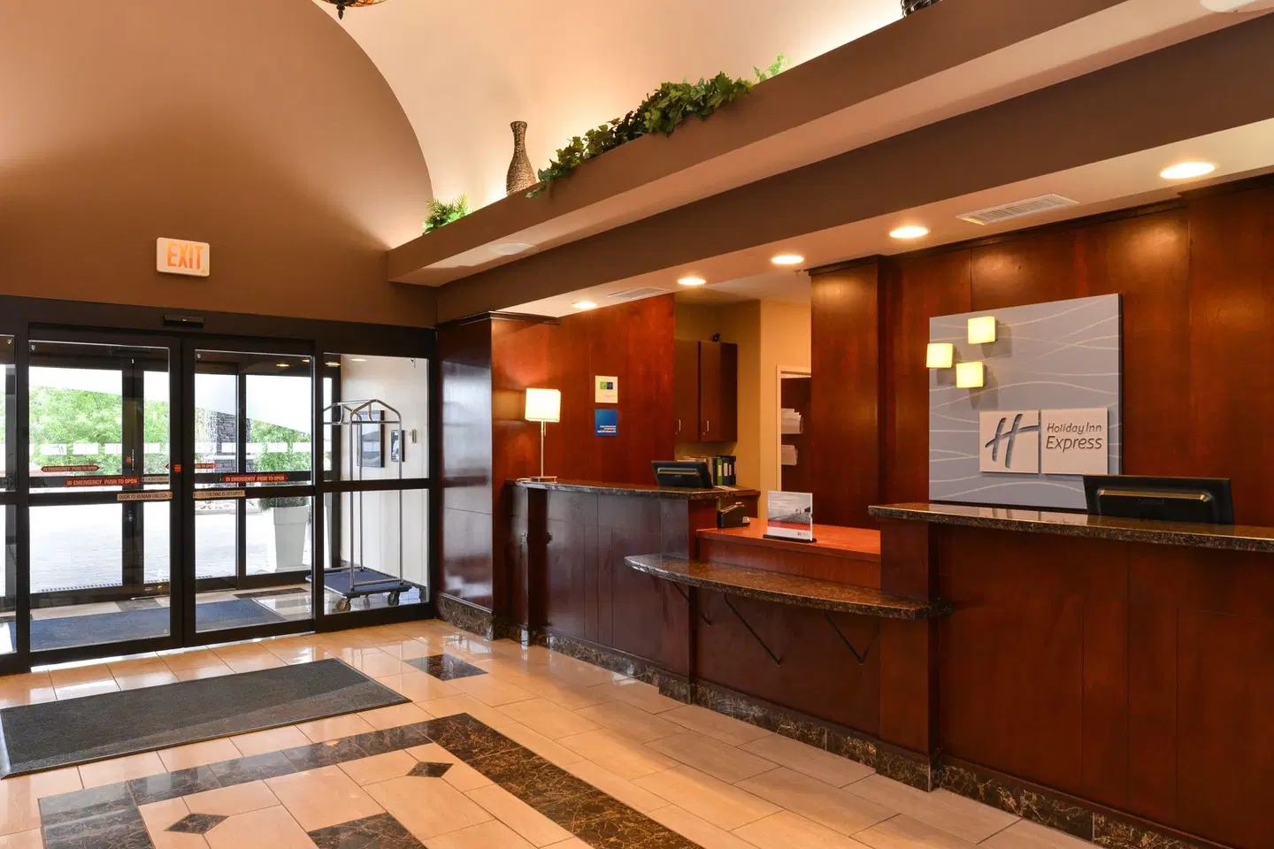 Holiday Inn Express & Suites Edmonton North by IHG LOUNGE_LOBBY