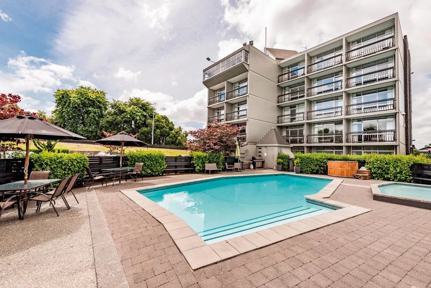 Heartland Ambassador Hotel Hamilton OUTDOOR_POOL