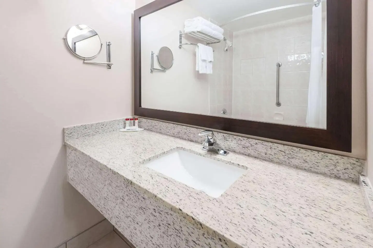 Ramada by Wyndham Edmonton South Badezimmer